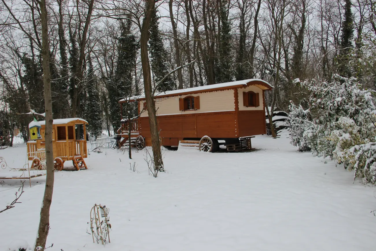 The roulotte and the garden entirely under snow